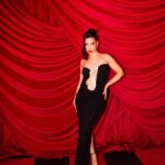 Miriam Rodríguez Instagram - bien de rrrrrrrrojo 🌹✨ @premiosidolo pics de mi @carlossemperev ⭐️ MUAH✨ @lumuah x @yslbeauty #yslbeauty #MakeUpLook AMOOOOOOOO ❤️‍🔥 styleddd by @davidrivas___ 🚀🖤 @christopher_esber @yoox @lesilla the best teammmmmmm