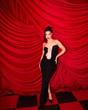 Miriam Rodríguez Instagram - bien de rrrrrrrrojo 🌹✨ @premiosidolo 

pics de mi @carlossemperev ⭐️
MUAH✨ @lumuah x @yslbeauty #yslbeauty #MakeUpLook AMOOOOOOOO ❤️‍🔥
styleddd by @davidrivas___ 🚀🖤 @christopher_esber @yoox @lesilla 

the best teammmmmmm