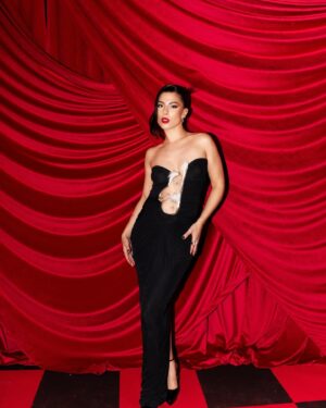 Miriam Rodríguez Instagram - bien de rrrrrrrrojo 🌹✨ @premiosidolo 

pics de mi @carlossemperev ⭐️
MUAH✨ @lumuah x @yslbeauty #yslbeauty #MakeUpLook AMOOOOOOOO ❤️‍🔥
styleddd by @davidrivas___ 🚀🖤 @christopher_esber @yoox @lesilla 

the best teammmmmmm