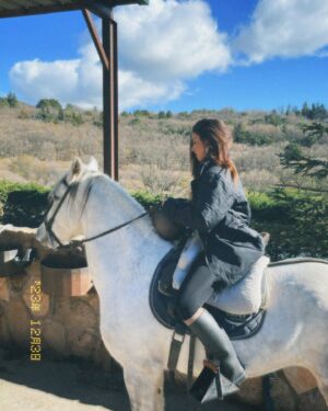 Miriam Rodríguez Instagram - ❤️‍🩹✨🥹 re- conectar 

siempre en 🏡✨🐎❤️‍🩹

@mambru_lopez @hotel_rural_la_posada @centrohipico_losciruelos @pau_bsm95 @oscarjimeeneez