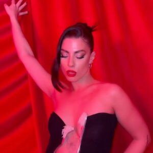 Miriam Rodríguez Instagram - bien de rrrrrrrrojo 🌹✨ @premiosidolo 

pics de mi @carlossemperev ⭐️
MUAH✨ @lumuah x @yslbeauty #yslbeauty #MakeUpLook AMOOOOOOOO ❤️‍🔥
styleddd by @davidrivas___ 🚀🖤 @christopher_esber @yoox @lesilla 

the best teammmmmmm