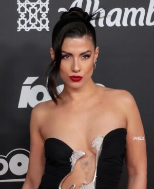Miriam Rodríguez Instagram - fotitos de la noche de ayer 🖤 milgracias @dulceida por contar conmigo en esta noche tan especial para tí 🫶🏼🥹 y enhorabuena a tí porque eres una curranta y a todo el equipo @premiosidolo por todo el trabajo que hay detrás, te admiro profundamente y te mereces todo 🫂 ha sido un placerrrr compartir esta noche con gente chulísima y poder entregar premio junto a mi @violeta.ot2023 de podcast y música⭐️ os amooooooooo ❤️‍🔥❤️‍🔥❤️‍🔥❤️‍🔥❤️‍🔥❤️‍🔥❤️‍🔥 iré subiendo más fotosss chulis jejeje

mis personas fav 🫶🏼
MUAH ❤️‍🔥 @lumuah x @yslbeauty #yslbeauty #makeuplook ✨
👗 look @davidrivas___ 🖤✨@christopher_esber @yoox @lesilla 

foto 2 @prezmagazine ✨
