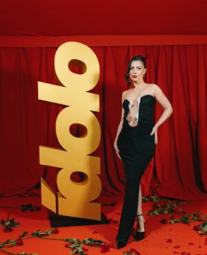 Miriam Rodríguez Instagram - fotitos de la noche de ayer 🖤 milgracias @dulceida por contar conmigo en esta noche tan especial para tí 🫶🏼🥹 y enhorabuena a tí porque eres una curranta y a todo el equipo @premiosidolo por todo el trabajo que hay detrás, te admiro profundamente y te mereces todo 🫂 ha sido un placerrrr compartir esta noche con gente chulísima y poder entregar premio junto a mi @violeta.ot2023 de podcast y música⭐️ os amooooooooo ❤️‍🔥❤️‍🔥❤️‍🔥❤️‍🔥❤️‍🔥❤️‍🔥❤️‍🔥 iré subiendo más fotosss chulis jejeje

mis personas fav 🫶🏼
MUAH ❤️‍🔥 @lumuah x @yslbeauty #yslbeauty #makeuplook ✨
👗 look @davidrivas___ 🖤✨@christopher_esber @yoox @lesilla 

foto 2 @prezmagazine ✨