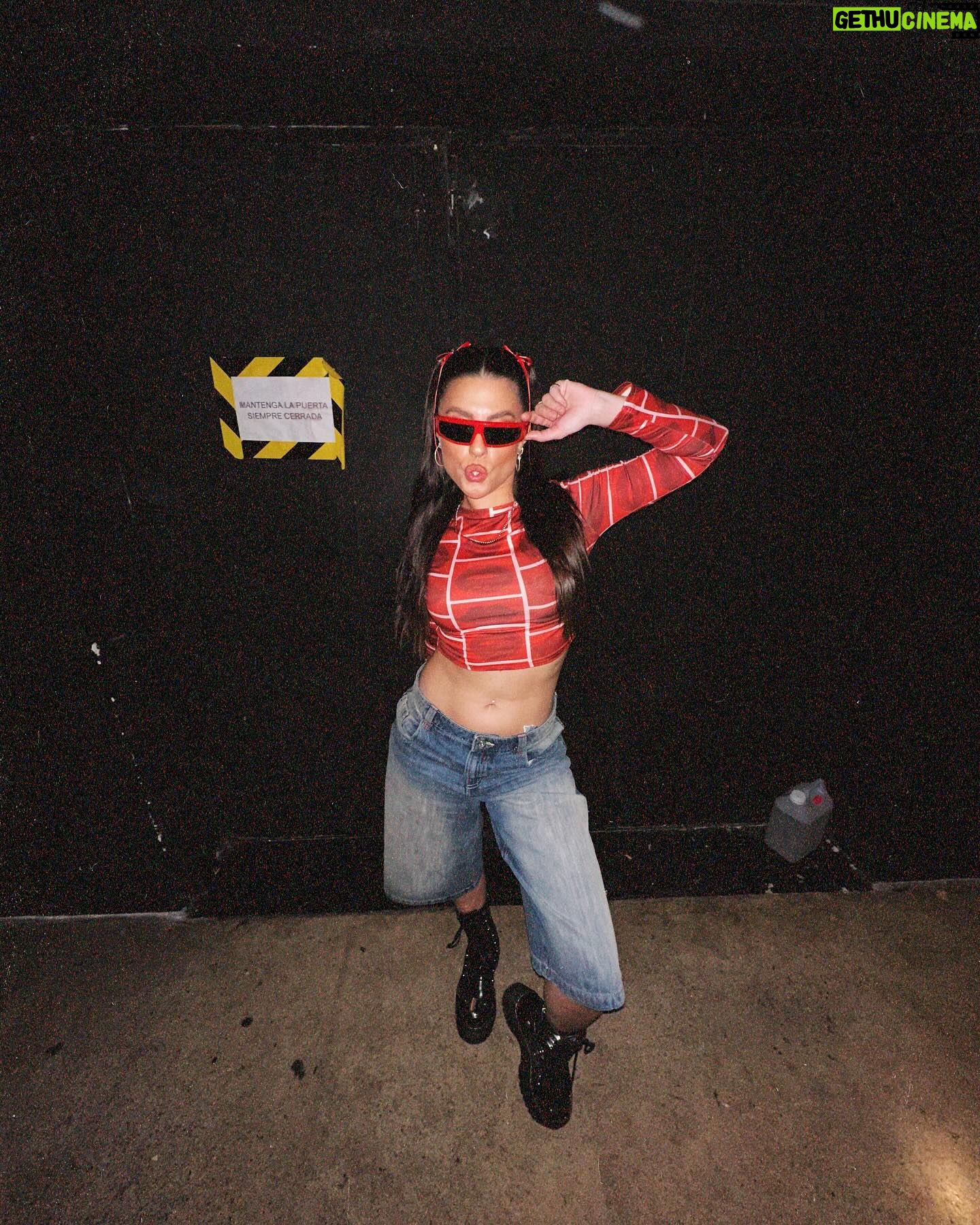 Miriam Rodríguez Instagram - fotitos de alicante & the best team ❤️🔥 mejor rodeada imposibleeeeeeee. #linearojatour 🔥🚀 este finde 🔜 VALLADOLID Y GIJÓNNNNNNNNNNNNNNNN a quién veo ahí? 🫶🏼 lookinnn @bershka x @finallypress boots @drmartensofficial x @pelonio 🖤