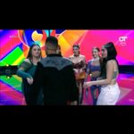 Miriam Rodríguez Instagram - Empezar el año así. Con la misma ilusión, responsabilidad y respeto que hace 6 años, pero esta vez del otro lado y reviviendo muchas emociones… ✨ Me llevo el corazón lleno de amor con esta experiencia; conocerles y compartir un rato con todxs ellxs ha sido increíble y son maravillosxs🍾❤️‍🩹🥹 Gracias a todas las personas bonitas que durante estos dos días me habéis enviado tantos mensajes de cariño, me siento agradecida y afortunada. Gracias por la oportunidad y la confianza @operaciontriunfo 🙏 a todxs lxs profes y a todo el equipazo que está detrás de las cámaras que hacéis esto posible. A mis @mariaplateromakeup y @elenasanchez7743 que son unas cracks ✨ Gracias a mis compis de mesa por la acogida y hacerme sentir una más @pablorouss_ @crisregatero y @buikamusic 🫶🏼 Y gracias a mi querida @chenoa porque tu abrazo siempre es un lugar seguro para mí, te admiro. fotitos @joseirun_fotografia 📸🫶🏼 lookingggggggg @davidrivas___ x @houseofcbes os quiero, feliz2O24 MR