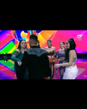 Miriam Rodríguez Instagram - Empezar el año así. Con la misma ilusión, responsabilidad y respeto que hace 6 años, pero esta vez del otro lado y reviviendo muchas emociones… ✨ Me llevo el corazón lleno de amor con esta experiencia; conocerles y compartir un rato con todxs ellxs ha sido increíble y son maravillosxs🍾❤️‍🩹🥹 Gracias a todas las personas bonitas que durante estos dos días me habéis enviado tantos mensajes de cariño, me siento agradecida y afortunada. 

Gracias por la oportunidad y la confianza @operaciontriunfo 🙏 a todxs lxs profes y a todo el equipazo que está detrás de las cámaras que hacéis esto posible. A mis @mariaplateromakeup y @elenasanchez7743 que son unas cracks ✨
Gracias a mis compis de mesa por la acogida y hacerme sentir una más @pablorouss_ @crisregatero y @buikamusic 🫶🏼 Y gracias a mi querida @chenoa porque tu abrazo siempre es un lugar seguro para mí, te admiro.

fotitos @joseirun_fotografia 📸🫶🏼
lookingggggggg @davidrivas___ x @houseofcbes 

os quiero, feliz2O24 
MR