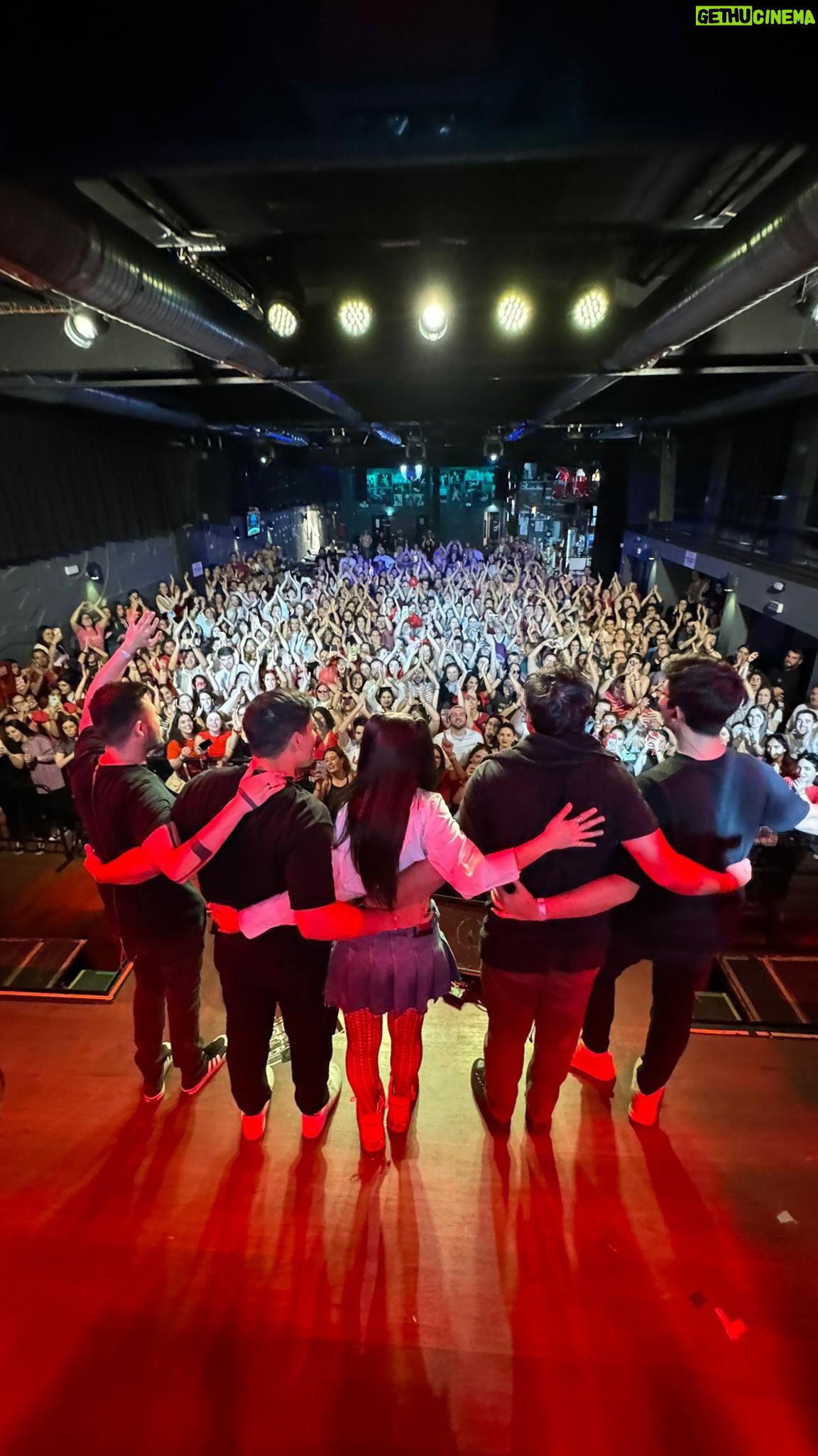 Miriam Rodríguez Instagram - SEVILLA 🫰🏼🥹❤️🩹 sigo AQUÍ. GRACIAS por esta noche increíble, no supero. QUÉ GANAS DE VOLVER A EMPEZARRRRRRRR 🚀🚀🚀🚀 ha sido un tour LLENO DE EMOCIONES y he disfrutado encima del escenario como una niña pequeña y rodeada de familia, amigos y el mejor publico que se puede tener en cada ciudad en la que hemos estado. Nos lo debíamos. OS QUIERO el mejor teammmmmmmmmmmm a mi lado OS AMO SOIS LOS MEJORESSSSSSSSS ⭐️🧨 @arti._.vinyl @carlosmartinbass @goiko_martinez #angelpaz @gfernandezmusic @marcllopis @alex_hijo #lomba @nachomartinezvi @chuspi79 @artistikproducciones @miriamzambrano__ @efren.rg @laiiaprez 📹 @andreaa_canal 🚐y la furgo más molonaaaaaaaa 🏎️🚗 🏁 @okmobility #okmobility 🤗 #línearojatour look con missssss 🛼 NEWROCKKKKK @newrock AMO 🧨🚀✨❤️🔥