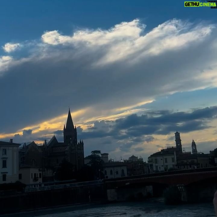Miriam Saavedra Instagram - Verona 🔥 la ciudad del amor eterno 🌹y tu ? tienes un destino donde dejaste huellas de amor …