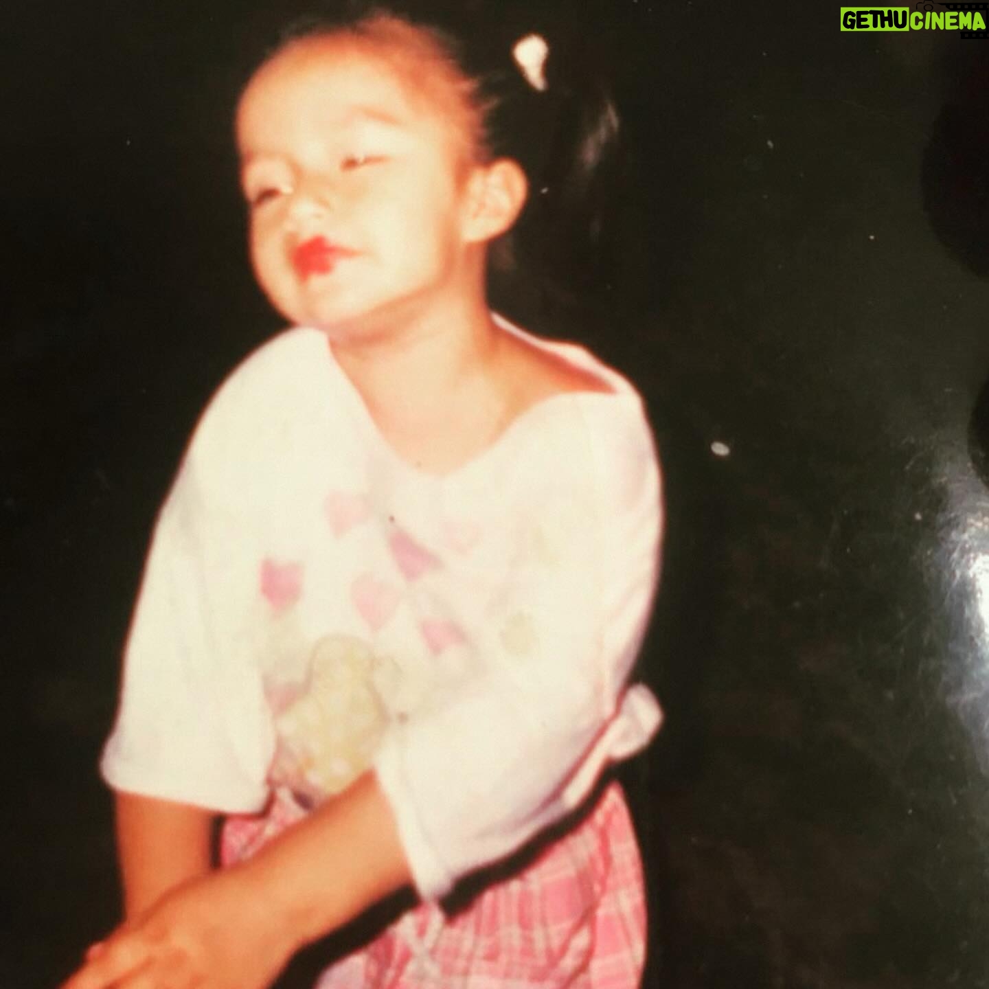 Miriam Saavedra Instagram - Está pequeña leoncita se transformó en toda una leona, mi niña soñadora sigue aqui!!! Esa niña que aprendió a valorar las pequeñas cosas que la vida le ofrecio con amor. Nunca dejemos de soñar mis hermosas Leonas 🦁 ✨💫 📸 @ivanlluisfotografia