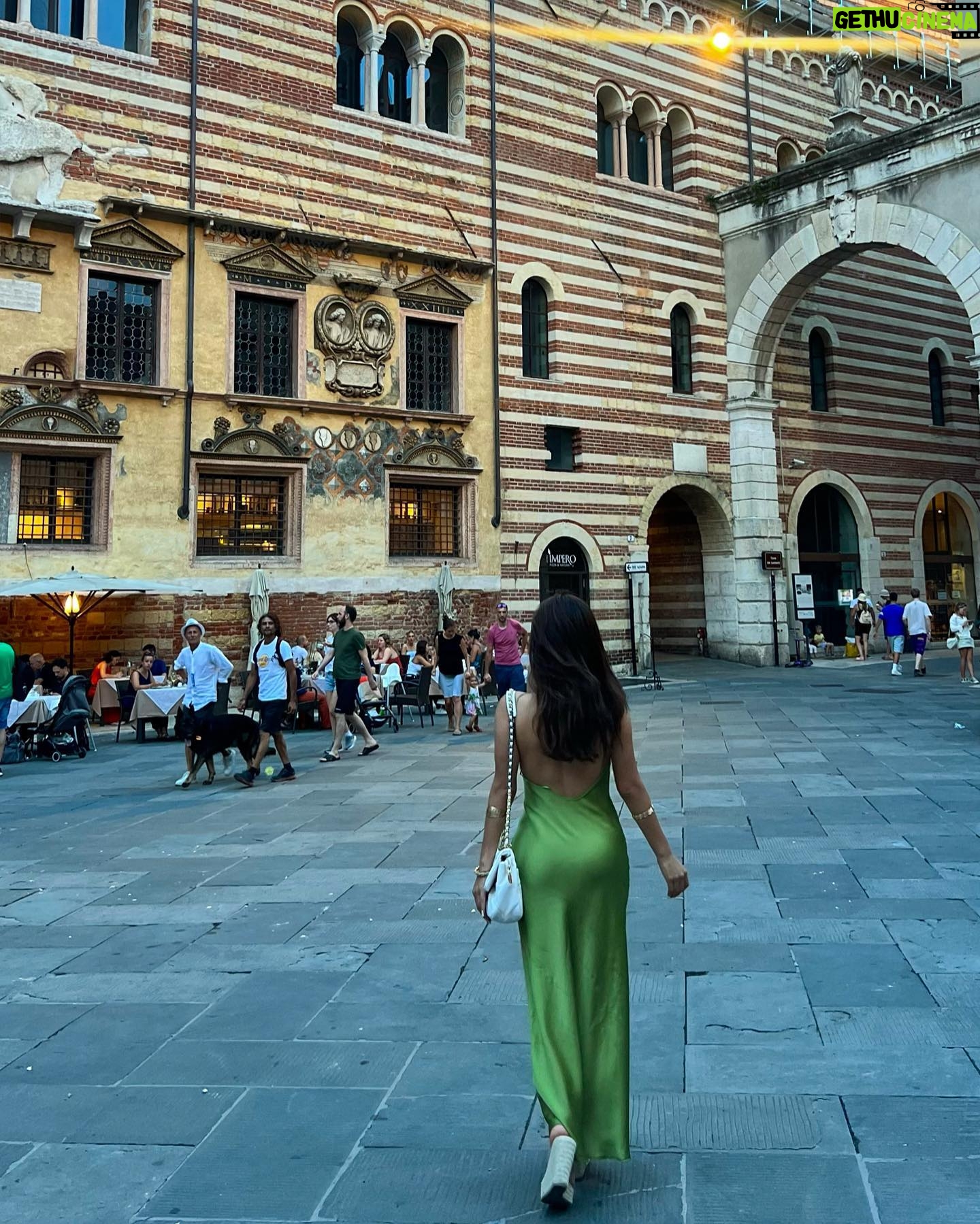 Miriam Saavedra Instagram - Verona 🔥 la ciudad del amor eterno 🌹y tu ? tienes un destino donde dejaste huellas de amor …