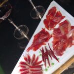 Miriam Saavedra Instagram - Solo Aquellos que cruzan un océano sabrán esto ; Emigrar la escencia de valentía , coraje , supervivencia y adaptación , una Peruana más que ama tanto este país que me acogió me vio caer levantarme , reír llorar , tener miedos , y ser feliz , muy feliz , crecer , madurar , aprender !!!! Gratitud , tanta gratitud 🙏🏼 pasión y locura !! por que El amor a una patria no conoce fronteras ajenas 🫶Españolita ❤️