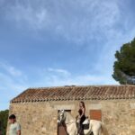 Miriam Saavedra Instagram - libertad, resistencia, espíritu, determinación y coraje🎠 además de su inteligencia superior, el caballo es el animal más noble y espiritual,era la primera vez montando caballo y @fincaelsarao me dieron todas las instrucciones y con amor pude conectar enseguida y montar a esta bella yegua llamada estrella 💫 una experiencia que todos deberíamos experimentar pues además de llenarnos de esta bella energía Podemos disfrutar de un bello panorama en esta hermosa finca en nuestra hermosa Madrid 🤍🎠