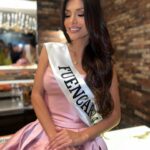 Miriam Saavedra Instagram - Agradecida y memorando este bello momento de la mano de la organización @nuestrabellezaespana.madrid, Rumbo al miss universo Madrid - España !!! que con tanta dedicación y entusiasmo hicieron de este día un hermoso momento inolvidable, así pues su entrega de bandas, me tocó al alzar y elección de suerte el barrio de Fuencarral, barrio donde mucho sabeis he crecido, madurado,parte de mi vida,mi juventud, donde precisamente se encuentran las instalaciones de @telecincoes así también deseo agradecer a cada una de las personas que me vienen acompañando en esta nueva aventura que la recibo con muchísima ilusión, empeño, como cada uno de mis proyectos ! Principalmente a mis directores de la organización @marthinmontero @miguelgomezr_ 🙌🏻 Y amigos cercanos que estimo mucho @alexisdiazhair @aaronmespi @nhemadrid Por estar presente en este día especial 💫 Muchísimas gracias también a todas las personas que me brindan su poyo incondicional!! Os quiero 🤍🤍 Dress : @deiver_luengo 💫 Banda: @jarulmercedesatelier 💫 Evento/ organización: @matchpointevents @ramses_madrid