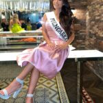 Miriam Saavedra Instagram - Agradecida y memorando este bello momento de la mano de la organización @nuestrabellezaespana.madrid, Rumbo al miss universo Madrid - España !!! que con tanta dedicación y entusiasmo hicieron de este día un hermoso momento inolvidable, así pues su entrega de bandas, me tocó al alzar y elección de suerte el barrio de Fuencarral, barrio donde mucho sabeis he crecido, madurado,parte de mi vida,mi juventud, donde precisamente se encuentran las instalaciones de @telecincoes así también deseo agradecer a cada una de las personas que me vienen acompañando en esta nueva aventura que la recibo con muchísima ilusión, empeño, como cada uno de mis proyectos ! Principalmente a mis directores de la organización @marthinmontero @miguelgomezr_ 🙌🏻 Y amigos cercanos que estimo mucho @alexisdiazhair @aaronmespi @nhemadrid Por estar presente en este día especial 💫 Muchísimas gracias también a todas las personas que me brindan su poyo incondicional!! Os quiero 🤍🤍 Dress : @deiver_luengo 💫 Banda: @jarulmercedesatelier 💫 Evento/ organización: @matchpointevents @ramses_madrid