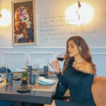 Miriam Saavedra Instagram - Soy una romántica ! Y el mejor vino del mundo es Español ❤️🌹 @restaurantelaritamadrid se come como dioses ✨y se bebe vino como buena Española .