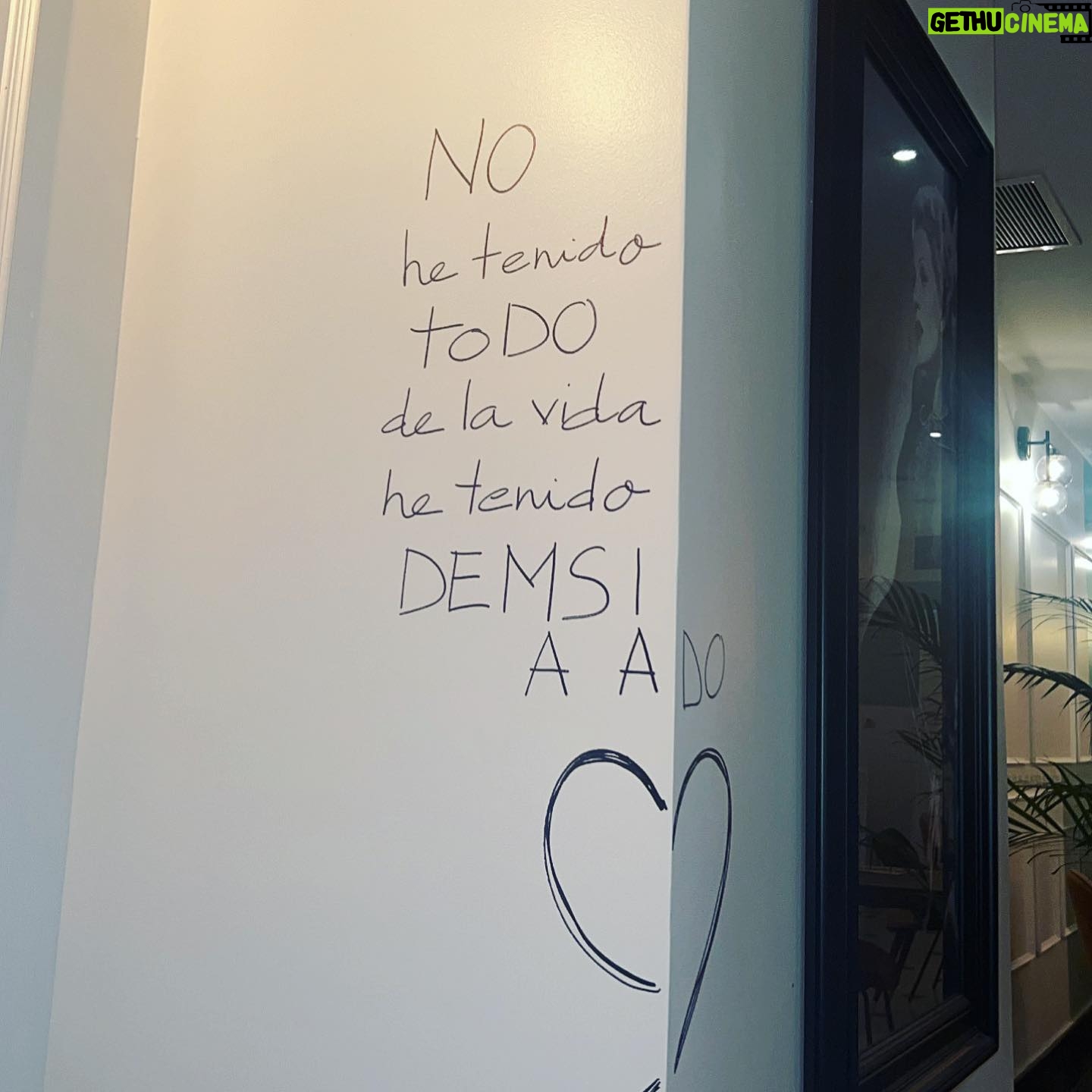 Miriam Saavedra Instagram - Soy una romántica ! Y el mejor vino del mundo es Español ❤️🌹 @restaurantelaritamadrid se come como dioses ✨y se bebe vino como buena Española .