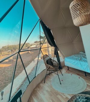 Miriam Saavedra Instagram - Una Maravilla y muy cerca de nuestro Madrid , observar la naturaleza y amanecer con pajaritos cantando ⛺️ os dejaré un 15 % de descuento usando mi código MIRYAN23 , para que lo disfrutes en este mes del amor 🧡🌸 @glampingorangeraie ☀️