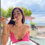 Miriam Saavedra Instagram - Latín barbie 🧞‍♀️Barbie es Peruana , ama comer pasta italiana y brindar con vino Español 🌹