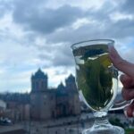 Miriam Saavedra Instagram - todo empezó con un buen mate de coca 🙌🏻 me despido de ti cusco hasta pronto!!!! Llena de hermosas emociones y recargada de tanta fortaleza 🙌🏻 gracias por confirmar lo valioso que es nuestro hermoso Peru ☀️🩸 el imperio inca te recuerda practicar estos valores : “El hatum ama sua, ama llula, ama quella” ❤️