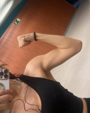 Miriam Saavedra Instagram - Solo Aquellos que cruzan un océano sabrán esto ; Emigrar la escencia de valentía , coraje , supervivencia y adaptación , una Peruana  más que ama tanto este país que me acogió me vio  caer levantarme , reír llorar , tener miedos , y ser feliz , muy feliz , crecer , madurar , aprender !!!! Gratitud , tanta gratitud 🙏🏼 pasión  y locura !! por que El amor a una patria no conoce fronteras ajenas 🫶Españolita ❤️