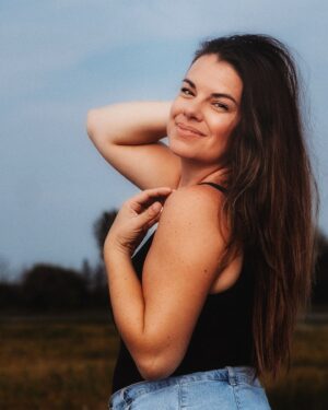 Mirianne Brûlé Instagram - Mon automne au Québec tire à sa fin. J’ai tellement aimé passer 6 mois ici, j’en avais besoin. Être parmis les miens, parler ma langue, assister aux anniversaires, connaître les enfants de mes amis qui grandissent si vite, assister aux événements importants, aux spectacles, voir mes parents beaucoup , faire mon métier… je pense que j’ai la culture québécoise tatouée sur le coeur. C’est difficile à expliquer tant que tu l’as pas vécu mais vivre dans un autre pays même si ça semble le paradis, c’est rempli de défis. Ceci étant dit, maintenant que j’ai fait le plein, j’e suis prête à aller retrouver ma deuxième maison, ma maison d’adoption au Costa Rica pour l’hiver 🙏. Je vais travailler au Poke à Tamarindo , si vous passez par là cet hiver, venez me saluer. ❤️☺️ 

Photo: @catherine_fc 

#quebec #canada #automne