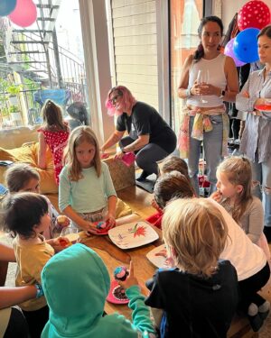 Mirianne Brûlé Instagram - And just like that…she is 4❤️ party de parc qui s’est transformé en party de condo à cause de la température. 25 personnes ça rentre dans un 4 1/2 je vous le confirme 😂✌🏻🎉 bonne fête Camila et Vivianne, vous saviez qu’elles sont nées à 4 jours de différence ☺️ ma meilleure amie et moi sommes tombées enceintes en même temps sans le prévoir ❤️ #party #kids #birthday #4yearsold