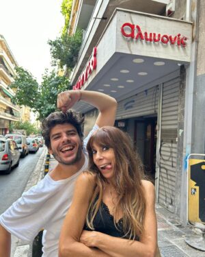 Mirto Alikaki Instagram - Felicita της Σεμίνας Διγενή  @seminadigeni Από τις 6 Νοεμβρίου στο @alkyonis.theatre ΜΗ ΜΑΣ ΒΛΕΠΕΤΕ  ΕΤΣΙ , ΟΤΑΝ ΚΑΝΟΥΜΕ ΠΡΟΒΑ ΕΙΜΑΣΤΕ ΣΟΒΑΡΟΙ ! σκηνοθεσία @lytotr παίζουν @john.sofologis @myrtoalikaki_official παραγωγή @tagaris_productions #felicita #theatre