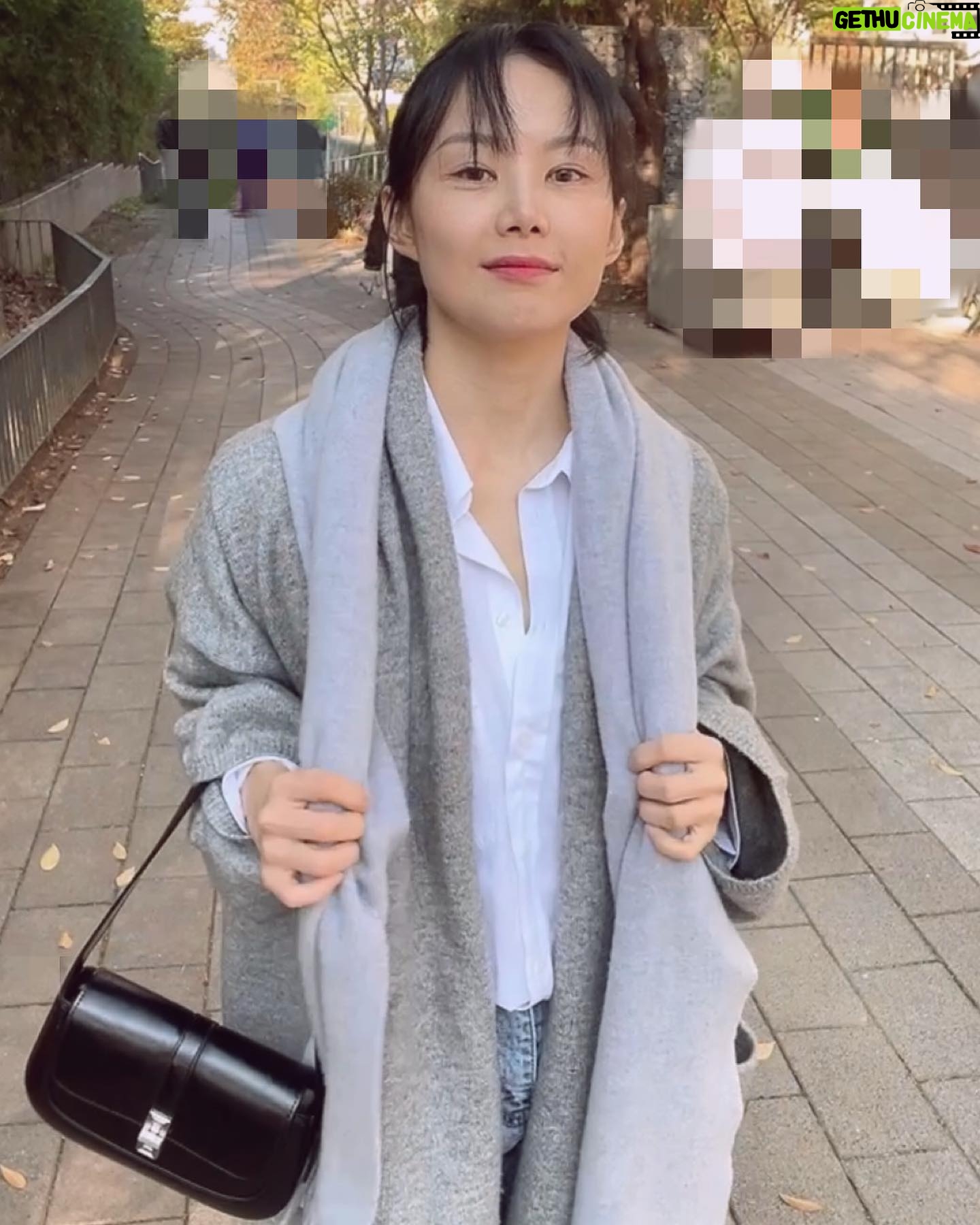Miryo - 1K Likes - 마지막 가을을 느껴 보는중 키키🍂
캐쥬얼이나 정장 등 여러 스타일에 잘 어울릴 예쁘고 고급스런 디자인의 백! #엠제이드 #mjade_korea 기본 클래식 스타일!
동물 보호를 위해 고품질 비건 레더까지 쓰는데 가격은 또 합리적이다☺️
#Gift 해 주셔서 너무 감사해요!😊
마침 이런 디자인의 백 필요하던 차였는데ㅎㅎ 앞으로 무진장 잘 쓸 것 같아요🖤🤎