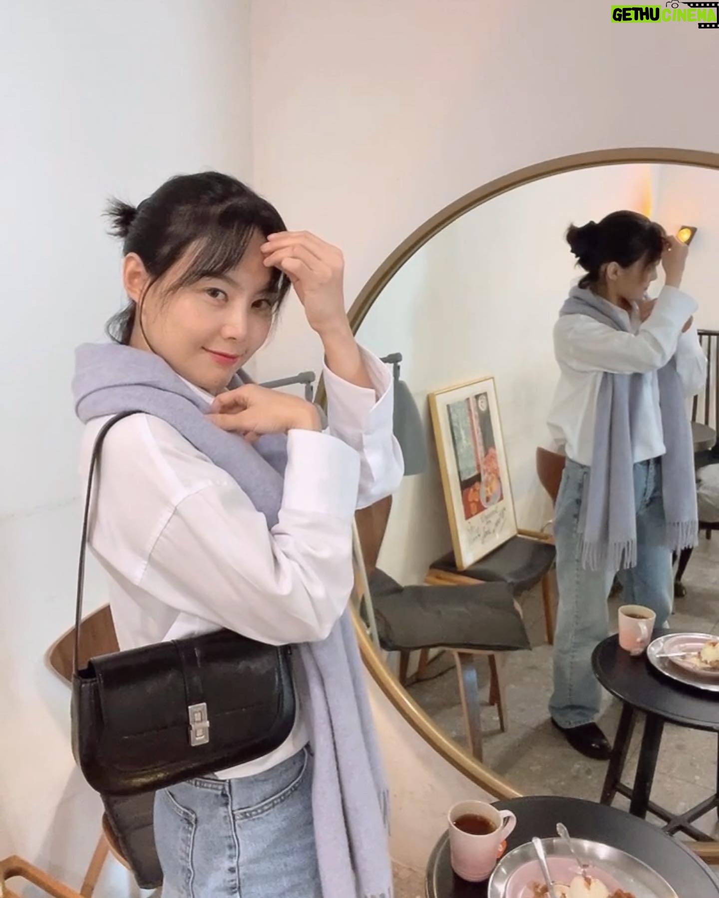 Miryo - 1K Likes - 마지막 가을을 느껴 보는중 키키🍂
캐쥬얼이나 정장 등 여러 스타일에 잘 어울릴 예쁘고 고급스런 디자인의 백! #엠제이드 #mjade_korea 기본 클래식 스타일!
동물 보호를 위해 고품질 비건 레더까지 쓰는데 가격은 또 합리적이다☺️
#Gift 해 주셔서 너무 감사해요!😊
마침 이런 디자인의 백 필요하던 차였는데ㅎㅎ 앞으로 무진장 잘 쓸 것 같아요🖤🤎