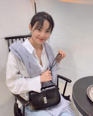 Miryo Instagram - 마지막 가을을 느껴 보는중 키키🍂

캐쥬얼이나 정장 등 여러 스타일에 잘 어울릴 예쁘고 고급스런 디자인의 백! #엠제이드 #mjade_korea 기본 클래식 스타일!
동물 보호를 위해 고품질 비건 레더까지 쓰는데 가격은 또 합리적이다☺️

#Gift 해 주셔서 너무 감사해요!😊

마침 이런 디자인의 백 필요하던 차였는데ㅎㅎ 앞으로 무진장 잘 쓸 것 같아요🖤🤎