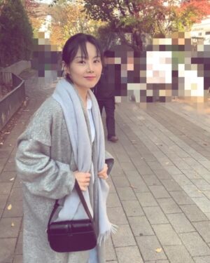 Miryo Instagram - 마지막 가을을 느껴 보는중 키키🍂

캐쥬얼이나 정장 등 여러 스타일에 잘 어울릴 예쁘고 고급스런 디자인의 백! #엠제이드 #mjade_korea 기본 클래식 스타일!
동물 보호를 위해 고품질 비건 레더까지 쓰는데 가격은 또 합리적이다☺️

#Gift 해 주셔서 너무 감사해요!😊

마침 이런 디자인의 백 필요하던 차였는데ㅎㅎ 앞으로 무진장 잘 쓸 것 같아요🖤🤎