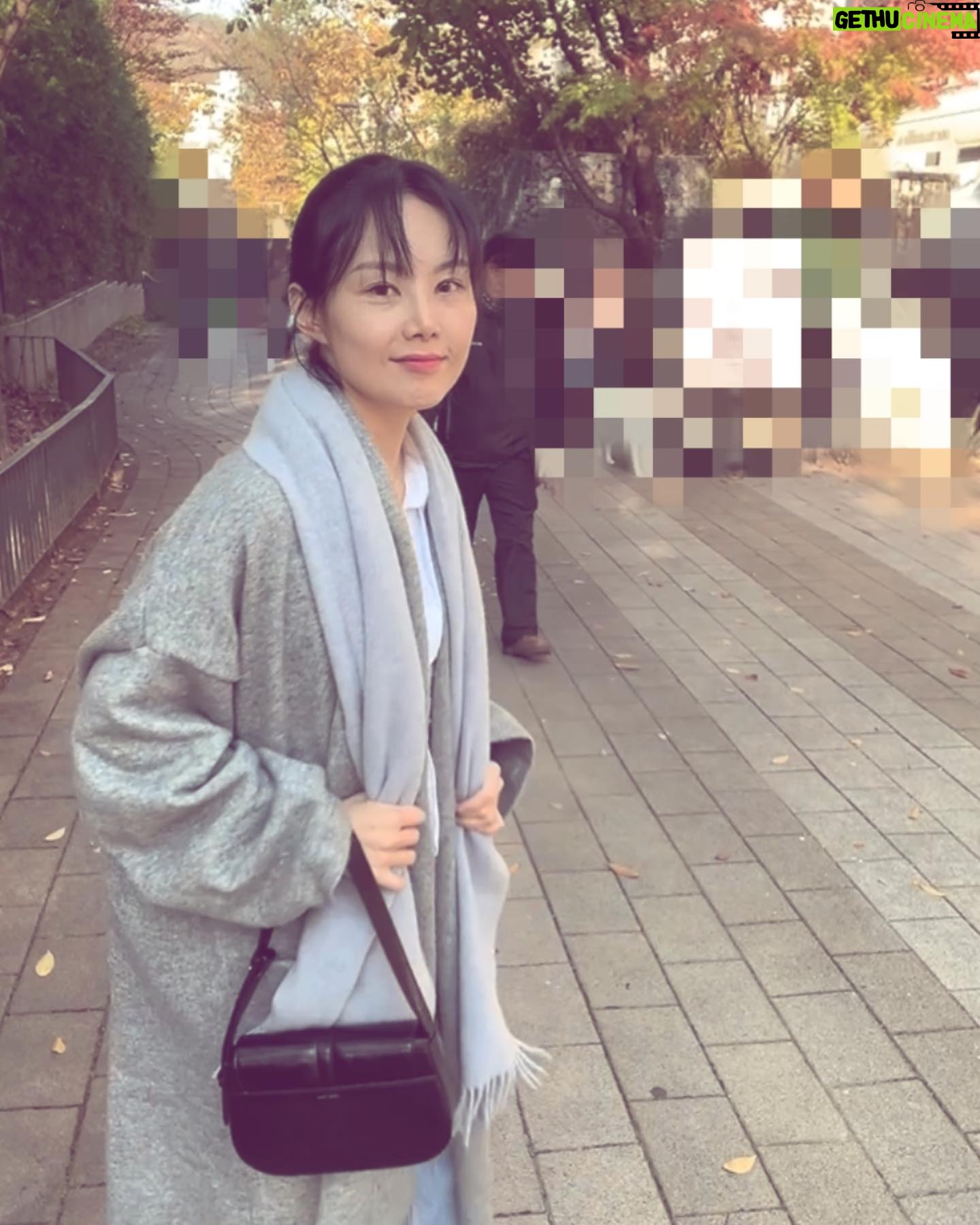 Miryo - 1K Likes - 마지막 가을을 느껴 보는중 키키🍂
캐쥬얼이나 정장 등 여러 스타일에 잘 어울릴 예쁘고 고급스런 디자인의 백! #엠제이드 #mjade_korea 기본 클래식 스타일!
동물 보호를 위해 고품질 비건 레더까지 쓰는데 가격은 또 합리적이다☺️
#Gift 해 주셔서 너무 감사해요!😊
마침 이런 디자인의 백 필요하던 차였는데ㅎㅎ 앞으로 무진장 잘 쓸 것 같아요🖤🤎