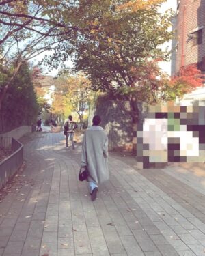 Miryo Instagram - 마지막 가을을 느껴 보는중 키키🍂

캐쥬얼이나 정장 등 여러 스타일에 잘 어울릴 예쁘고 고급스런 디자인의 백! #엠제이드 #mjade_korea 기본 클래식 스타일!
동물 보호를 위해 고품질 비건 레더까지 쓰는데 가격은 또 합리적이다☺️

#Gift 해 주셔서 너무 감사해요!😊

마침 이런 디자인의 백 필요하던 차였는데ㅎㅎ 앞으로 무진장 잘 쓸 것 같아요🖤🤎