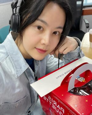 Miryo Instagram - 안녕하세요, 제가 국방FM에서 오후 3시부터 5시까지의 새로운 DJ가 되었습니다😃!어렸을 때부터 라디오 DJ 해보고 싶었던 저에게 이런 일이 생겨 너무나 기쁘고 감사한 마음입니다☺️ 항상 여러분께 즐겁고 힘이 되어 드리는 방송 만들 수 있도록 최선을 다하겠습니다. 많이 들어주세요! 

서울, 경기 주파수 : 96.7
’국방FM별사탕‘ 앱 다운 받으셔서 들으실 수도 있어요!
참여 문자번호 : #0967 😊

여러분의 많은 참여와 사랑 부탁드려요🩷