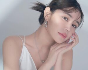 Misa Minami Instagram - 数年ぶりにプロフィールが画像を変えてみようかと...☺️
モデル、女優だけをやってた頃より大分雰囲気も変わり...
肌も白くなり、前髪作ってみたりと、なるべく柔らかく近寄りやすく見えるように心掛けているこの頃でした。
中身ももっと大人に、社会に貢献していけるよう、成長していけるように頑張ります。

2枚目以降は2年前の写真☺️