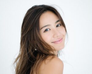 Misa Minami Instagram - 数年ぶりにプロフィールが画像を変えてみようかと...☺️
モデル、女優だけをやってた頃より大分雰囲気も変わり...
肌も白くなり、前髪作ってみたりと、なるべく柔らかく近寄りやすく見えるように心掛けているこの頃でした。
中身ももっと大人に、社会に貢献していけるよう、成長していけるように頑張ります。

2枚目以降は2年前の写真☺️