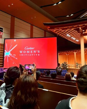 Misa Minami Instagram - @cartier 
女性起業家の活躍を支援する
Cartier womans initiativeのパーティーに参加させて頂きました。

アマテラス　@amaterasjapan の裏地が和柄のサテンのスーツは和をコンセプトにした会場にぴったり👘
@reikoofficial 
ありがとう🥰❤️

カルティエ ウーマンズ イニシアチブについて

カルティエ ウーマンズ イニシアチブは、女性インパクト起業家のエンパワーメントを通じて変革を推進することを目指す国際アントレプレナ―シップ プログラムです。2006年に創設された本プログラムは、国や分野を問わず、社会と環境に持続可能なインパクトをもたらす、女性が主導あるいは所有するビジネスを対象としています。そのミッションは、女性インパクト起業家たちの貢献に光を当て、ビジネスの発展とリーダーシップスキルの促進に必要な、経済的、社会的、人的支援を行うことで、起業家たちの可能性を最大限に発揮する支援を行うことです。