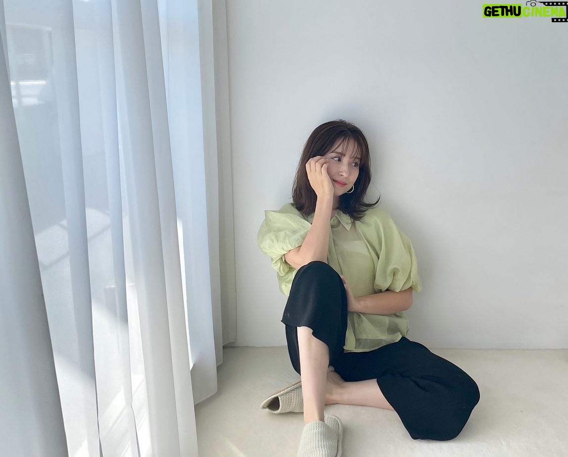 Misa Eto Instagram - 【MAGAZINE】 好評発売中 #マキア12月号 "美容好きなあの人のセルフメイク、全公開" ページに掲載されています。 ぜひチェックしてください💄 顔だけの撮影だったのでリラックスポーズ😌