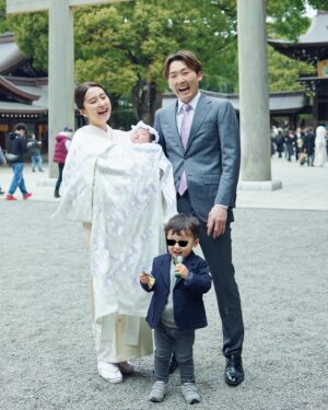 Misa Eto Instagram - ⁡
⁡
2年前と同じ場所で お宮参り。
娘の生後1ヶ月、無事に迎えられて良かった😌
photo 🤍 @tenten_insta 
hair 🤍 @mii.hana_ 
⁡