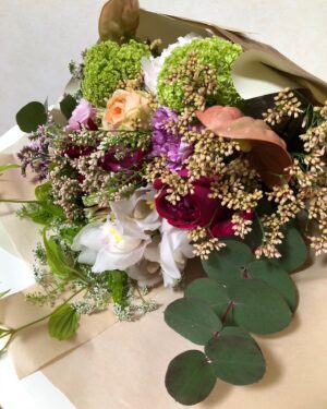 Misa Eto Instagram - ⁡
⁡
母の日💐
２人の母に、花束を。
毎年お世話になっている @moca.923 さん💐
⁡
"言葉にしなくても伝わるでしょ？分かるでしょ？"
近い関係性になればなるほど、意識しないと感謝の言葉を伝える機会は減ってしまう。
大切な人だからこそ 言葉や態度で伝えることが何より大切で、その関係にあぐらをかかずにコミュニケーションを取っていきたいです☺️
⁡
３枚目は夫と息子からもらったお手紙✉️
手形に挑戦したけど、息子が最後に手を動かしてしまったみたいで失敗しちゃったと。
そして手が汚れて拭き残しがバレないよう、入念に洗ったそうで。
おかげで全然気づきませんでした😂
大好きなシール貼りを、パパと頑張ったんだね✨
私が居ないときにコソッと頑張って作っくれていたことが微笑ましく、愛おしく、胸いっぱいになりました。

源田家の太陽☀️
どんな時も家族を照らせるように、
その為にまずは私自身が輝いていきたいです😌
⁡
#母の日 
⁡