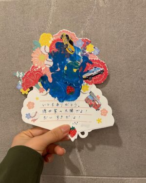 Misa Eto Instagram - ⁡
⁡
母の日💐
２人の母に、花束を。
毎年お世話になっている @moca.923 さん💐
⁡
"言葉にしなくても伝わるでしょ？分かるでしょ？"
近い関係性になればなるほど、意識しないと感謝の言葉を伝える機会は減ってしまう。
大切な人だからこそ 言葉や態度で伝えることが何より大切で、その関係にあぐらをかかずにコミュニケーションを取っていきたいです☺️
⁡
３枚目は夫と息子からもらったお手紙✉️
手形に挑戦したけど、息子が最後に手を動かしてしまったみたいで失敗しちゃったと。
そして手が汚れて拭き残しがバレないよう、入念に洗ったそうで。
おかげで全然気づきませんでした😂
大好きなシール貼りを、パパと頑張ったんだね✨
私が居ないときにコソッと頑張って作っくれていたことが微笑ましく、愛おしく、胸いっぱいになりました。

源田家の太陽☀️
どんな時も家族を照らせるように、
その為にまずは私自身が輝いていきたいです😌
⁡
#母の日 
⁡