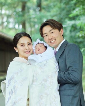 Misa Eto Instagram - ⁡
⁡
2年前と同じ場所で お宮参り。
娘の生後1ヶ月、無事に迎えられて良かった😌
photo 🤍 @tenten_insta 
hair 🤍 @mii.hana_ 
⁡