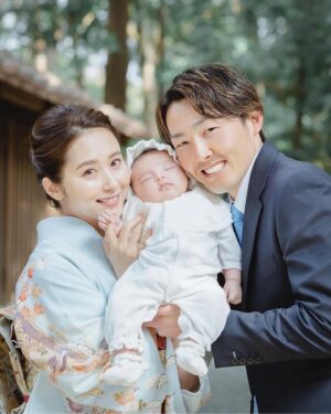 Misa Eto Instagram - ⁡
⁡
2年前と同じ場所で お宮参り。
娘の生後1ヶ月、無事に迎えられて良かった😌
photo 🤍 @tenten_insta 
hair 🤍 @mii.hana_ 
⁡