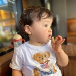 Misa Eto Instagram - ⁡ ⁡ 髪の毛くるくるBOY👦🏻💙 横から見たらお耳の後ろがくるっくる。 ⁡ GWも平常運転の我が家なので今日も朝から公園に🛝 いつもの公園は飽きてしまうので、電車で2人旅。 そしてホッと一息カフェに寄り道。 ぼくももぐもぐおやつタイム🍪 さぁ、もうそろそろ帰りましょう！ ⁡ 明日も公園だ〜〜〜 GWも思いっきり遊び尽くすぞ😆✊🏻🤍 ⁡ #1歳3ヶ月 #1歳男の子 #小指ピーン ⁡