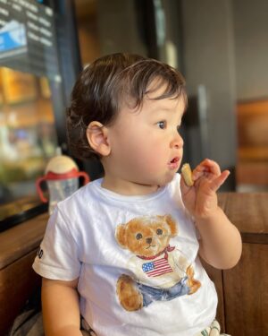 Misa Eto Instagram - ⁡
⁡
髪の毛くるくるBOY👦🏻💙
横から見たらお耳の後ろがくるっくる。
⁡
GWも平常運転の我が家なので今日も朝から公園に🛝
いつもの公園は飽きてしまうので、電車で2人旅。
そしてホッと一息カフェに寄り道。
ぼくももぐもぐおやつタイム🍪
さぁ、もうそろそろ帰りましょう！
⁡
明日も公園だ〜〜〜

GWも思いっきり遊び尽くすぞ😆✊🏻🤍
⁡
#1歳3ヶ月 #1歳男の子  #小指ピーン
⁡
