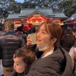 Misa Eto Instagram - ⁡ ⁡ 明けましておめでとうございます！ 本年もどうぞ宜しくお願い致します🎍 ⁡ そして、本日1月4日で30歳になりました🤍 ⁡ 30代は楽しいよ！ 40代はもっと楽しいよ！ 今なんて最高よ🤙🏻 という母の言葉のおかげで、ワクワクした気持ちで今日を迎えることができました。 ⁡ 今日から始まる、30代の10年間。 きっとこの10年はものすごい勢いで駆け抜けていくんだと思います。 育児に奮闘まさにその言葉通りで、毎日息子のお尻と追いかけっこ😂 足に捕まってこの世の終わりのように泣かれる😂 でもなんでもない毎日の中にキラキラした宝物が詰まってるんだよなぁと思います✨ 二度と戻らないから、見過ごさないようにどの瞬間も味わっていかなくちゃ！ ⁡ 私自身が太陽であること☀️ 私自身がパワー溢れる存在でいる事☀️ 私自身が思いっきりチャレンジすること☀️ ⁡ 妻として母として、また自分1人として、更にパワーアップできるようにHappyに過ごしたいと思います！ 笑う門には福来るです！ 今年もInstagramを通して皆様と交流できることを楽しみにしています🤍 皆様にとっても沢山の幸せが訪れる1年になりますように。 ⁡ 改めて、今年もどうぞよろしくお願い致します☺️ ⁡ #初詣 #3年ぶりの大吉でした