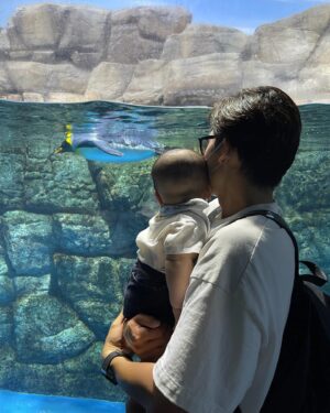 Misa Eto Instagram - ⁡
⁡
ぼくのなつやすみ🐬
はじめてお魚、サメ、ペンギン、色々な海の生き物を見て興味津々な様子でした。
水族館、涼しかったー😮‍💨🎐
⁡