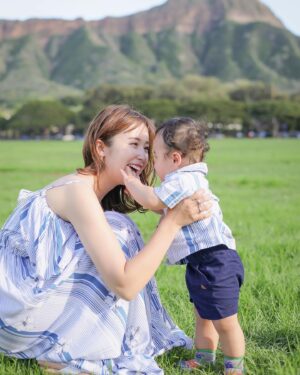 Misa Eto Instagram - ⁡
⁡
2022年も残りわずかですが、皆様はどんな年越しを過ごしていますか🎍
私は家族とゆっくり過ごしています😊
⁡
今年は1月に息子が誕生して、何もかもが初めてで手探りの中子育てがスタートしました。
生活もこれまでとガラッと変わり、本来の自分？息子を産む前の自分の感覚を取り戻してきたのも最近のことです。
写真フォルダを見返してこんなに小さかったの！？とうるうる。。。
でもそれくらい全力で駆け抜けたのかなって、今は夫婦で晩酌しながら1年の振り返りをしているところです🍶
⁡
初めて寝返りしたのはこの日だったね〜
成長は嬉しいけど、もう二度と今は戻らないと思うと寂しいよね。
あの時、あんな言葉をかけてくれてありがとう。
⁡
なんて、今こんな会話ができているのは息子のおかげだと思います。
大変な事も多かったですが、家族の絆が深まった1年になりました！
来年の抱負はまた次回...✨
⁡
お世話になった皆様、応援して下さった皆様。
本当ありがとうございました！
良いお年をお迎えください🎍
⁡ ⁡
photo by @duke45hi @rie_utahm