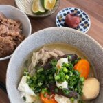 Misa Eto Instagram - ⁡ さっそく食欲の秋〜 豚汁が美味しい季節になってきました。⁡ 今日はお友達がお家まで来てくれたので久しぶりに作りました！ ⁡ 豚汁って、皆さん何と読みますか？ 我が家は ぶたじるです。 北海道と九州の一部で呼ばれるらしいけどどうなんだろう...🌝 今年も、地元大分県の、JAおおいた大分県農業協同組合さんから沢山のかぼすを頂きました。 ありがとうございます😊 ⁡ 野菜たっぷり豚汁レシピ ・豚肉 ・白菜 ・里芋 ・人参 ・大根 ・長葱 ・ごぼう ・しいたけ ・こんにゃく ・木綿豆腐 ⁡ 豚肉を胡麻油で炒めて色が変わったら、ささがきしたごぼうを炒める。 こんにゃく、大根、人参、里芋、長葱を入れる。 中身にかぶるくらいのお水を入れてグツグツ煮込み、白菜を入れ豆腐をちぎりながら入れて、最後にお味噌をとく。 好みで味噌を足す。 お好みで出汁を入れても良いですが、私はストウブで煮込むので野菜から出るだしのみで、十分優しい味になります。 器に入れた時に胡麻油と小ネギをたっぷり入れて、最後に、最後に大きなポイント。 かぼすを絞り入れる！！！ 皮を下にして絞り、皮の香りも一緒に落とす。 胡麻油とかぼすがポイントです！ ⁡ ぜひ一度お試しあれ〜💖💖