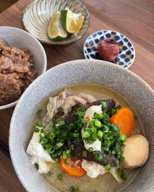Misa Eto Instagram - ⁡

さっそく食欲の秋〜
豚汁が美味しい季節になってきました。⁡
今日はお友達がお家まで来てくれたので久しぶりに作りました！
⁡
豚汁って、皆さん何と読みますか？
我が家は ぶたじるです。
北海道と九州の一部で呼ばれるらしいけどどうなんだろう...🌝
今年も、地元大分県の、JAおおいた大分県農業協同組合さんから沢山のかぼすを頂きました。
ありがとうございます😊
⁡
野菜たっぷり豚汁レシピ
・豚肉
・白菜
・里芋
・人参
・大根
・長葱
・ごぼう
・しいたけ
・こんにゃく
・木綿豆腐
⁡
豚肉を胡麻油で炒めて色が変わったら、ささがきしたごぼうを炒める。
こんにゃく、大根、人参、里芋、長葱を入れる。
中身にかぶるくらいのお水を入れてグツグツ煮込み、白菜を入れ豆腐をちぎりながら入れて、最後にお味噌をとく。
好みで味噌を足す。
お好みで出汁を入れても良いですが、私はストウブで煮込むので野菜から出るだしのみで、十分優しい味になります。
器に入れた時に胡麻油と小ネギをたっぷり入れて、最後に、最後に大きなポイント。
かぼすを絞り入れる！！！
皮を下にして絞り、皮の香りも一緒に落とす。
胡麻油とかぼすがポイントです！
⁡
ぜひ一度お試しあれ〜💖💖